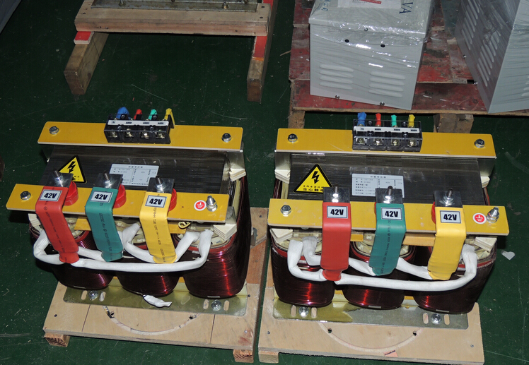 整流變壓器 型號(hào) ZLB1 輸入3AC 380V 輸出3AC 77V I=422A